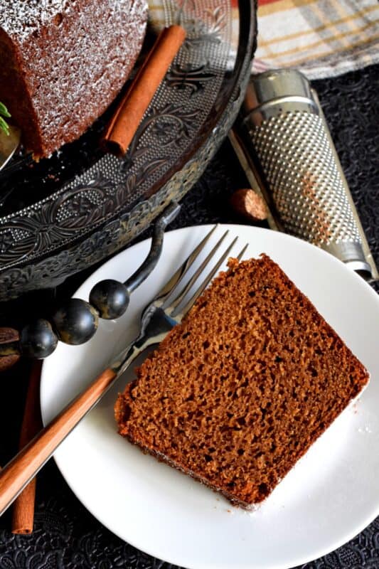 Rustic, simplistic, and delicious; Spiced Molasses Bundt Cake just screams Christmas! It is prepared with classic holiday-warming spices like cinnamon, nutmeg, ginger, and cloves. Paired with the sweetness of molasses and brown sugar, it's hard to eat just one slice! #spiced #molasses #bundt #cake