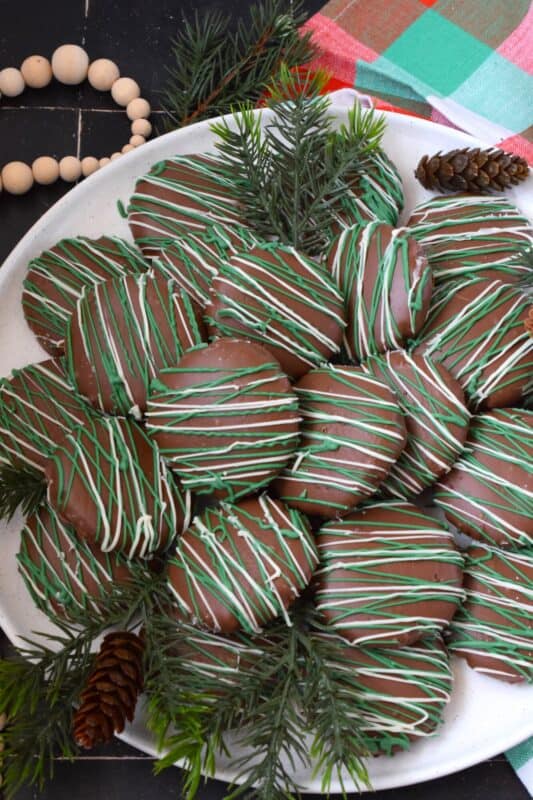 These Mint Chocolate Wafers are prepared with a deep, rich, chocolate cookie base.  Made extra chocolatey with good cocoa and melted chocolate, these cookies are infused with lots of mint flavour.  And, Christmas baking is never complete without a good drizzle of melted chocolate! #wafer #mint #chocolate #cookies